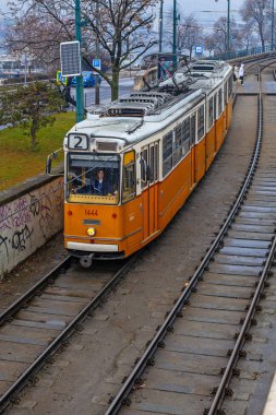 Budapeşte, Macaristan - 17 Şubat 2025: Macaristan 'ın başkentinde tarihi bir tramvay, Budapeşte' de toplu taşımacılık