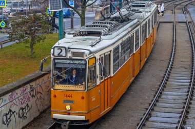 Budapeşte, Macaristan - 17 Şubat 2025: Macaristan 'ın başkentinde tarihi bir tramvay, Budapeşte' de toplu taşımacılık