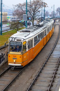 Budapeşte, Macaristan - 17 Şubat 2025: Macaristan 'ın başkentinde tarihi bir tramvay, Budapeşte' de toplu taşımacılık