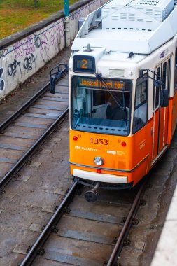 Budapeşte, Macaristan - 17 Şubat 2025: Macaristan 'ın başkentinde tarihi bir tramvay, Budapeşte' de toplu taşımacılık