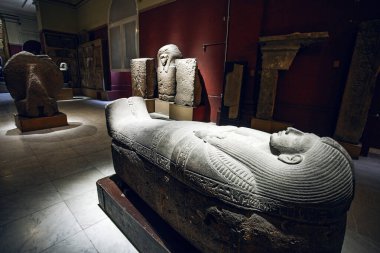 Kahire, Mısır - 28 Şubat 2025 Mısır Antika Müzesi 'nin içinde geniş bir antik sanat eseri koleksiyonu bulunmaktadır. Yaldızlı mumya tabutu