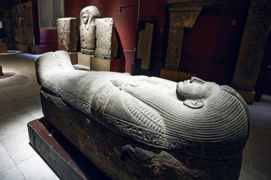 Kahire, Mısır - 28 Şubat 2025 Mısır Antika Müzesi 'nin içinde geniş bir antik sanat eseri koleksiyonu bulunmaktadır. Yaldızlı mumya tabutu