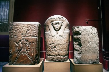 Kahire, Mısır - 28 Şubat 2025 Mısır Antika Müzesi 'nin içinde antik sanat eserlerinin geniş bir koleksiyonu bulunmaktadır.
