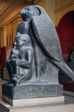 Kahire, Mısır - 28 Şubat 2025: Mısır Antika Müzesi 'nin yanında antik sanat eserlerinin geniş bir koleksiyonu bulunmaktadır.