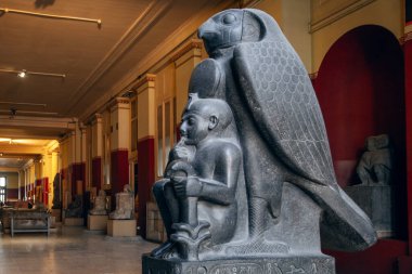 Kahire, Mısır - 28 Şubat 2025: Mısır Antika Müzesi 'nin yanında antik sanat eserlerinin geniş bir koleksiyonu bulunmaktadır.