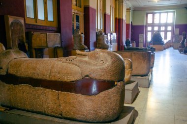 Kahire, Mısır - 28 Şubat 2025: Mısır Antika Müzesi 'nin yanında antik sanat eserlerinin geniş bir koleksiyonu bulunmaktadır.