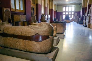 Kahire, Mısır - 28 Şubat 2025 Mısır Antika Müzesi 'nin içinde geniş bir antik sanat eseri koleksiyonu bulunmaktadır. Yaldızlı mumya tabutu