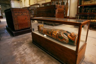 Kahire, Mısır - 28 Şubat 2025 Mısır Antika Müzesi 'nin içinde geniş bir antik sanat eseri koleksiyonu bulunmaktadır. Yaldızlı mumya tabutu