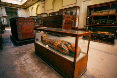 Kahire, Mısır - 28 Şubat 2025 Mısır Antika Müzesi 'nin içinde geniş bir antik sanat eseri koleksiyonu bulunmaktadır. Yaldızlı mumya tabutu