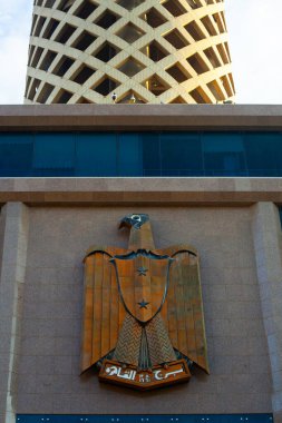 Kahire, Mısır - 1 Mart 2025 Kahire Kulesi 'nde Mısır arması olan kartal heykeli. Şehir parkından görüntü. Zamalek Adası, Kahire, Mısır 