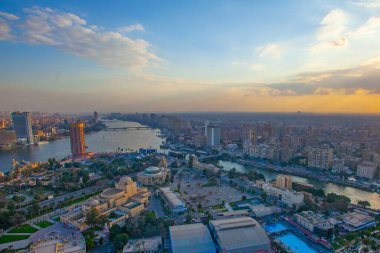 Kahire şehir manzarası gün batımında Kahire 'deki ünlü kuleden alındı.