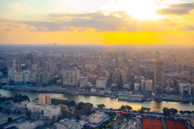 Kahire şehir manzarası gün batımında Kahire 'deki ünlü kuleden alındı.