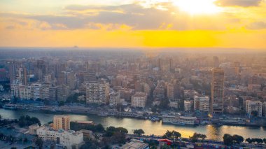 Kahire şehir manzarası gün batımında Kahire 'deki ünlü kuleden alındı.