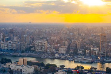 Kahire şehir manzarası gün batımında Kahire 'deki ünlü kuleden alındı.