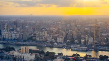 Kahire şehir manzarası gün batımında Kahire 'deki ünlü kuleden alındı.