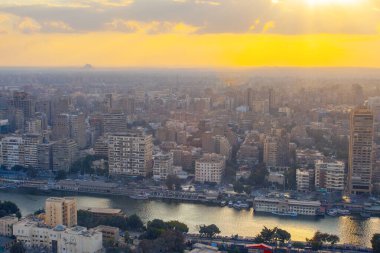 Kahire şehir manzarası gün batımında Kahire 'deki ünlü kuleden alındı.