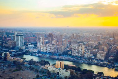 Kahire şehir manzarası gün batımında Kahire 'deki ünlü kuleden alındı.