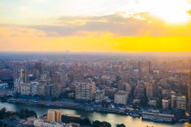 Kahire şehir manzarası gün batımında Kahire 'deki ünlü kuleden alındı.
