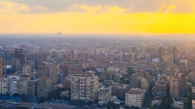 Kahire, Mısır - 1 Mart 2025: Kahire şehir manzarası ünlü Kahire kulesinden günbatımında çekildi, Kahire, Mısır