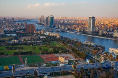 Kahire şehir manzarası gün batımında Kahire 'deki ünlü kuleden alındı.