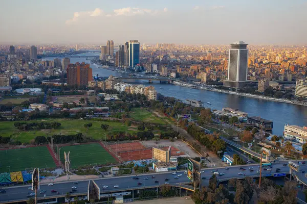 Kahire şehir manzarası gün batımında Kahire 'deki ünlü kuleden alındı.