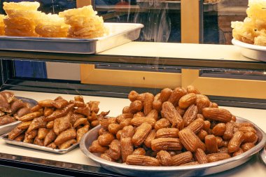 Gün batımından sonra Luxor caddelerinde taze Ramazan tatlısı