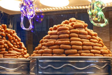 Gün batımından sonra Luxor caddelerinde taze Ramazan tatlısı