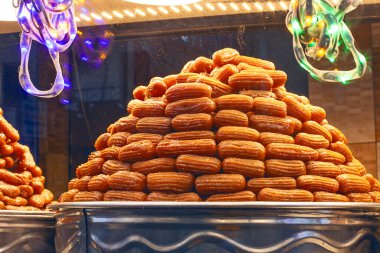 Gün batımından sonra Luxor caddelerinde taze Ramazan tatlısı
