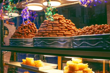 Gün batımından sonra Luxor caddelerinde taze Ramazan tatlısı