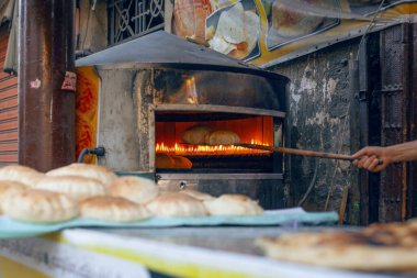 Geleneksel mısır ekmeği pişirmek aish baladi. Fırından taze pişmiş pita ekmeği. Geleneksel Mısırlı sokak fırıncısı.