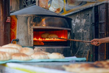 Geleneksel mısır ekmeği pişirmek aish baladi. Fırından taze pişmiş pita ekmeği. Geleneksel Mısırlı sokak fırıncısı.