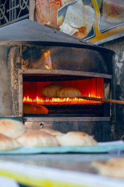 Geleneksel mısır ekmeği pişirmek aish baladi. Fırından taze pişmiş pita ekmeği. Geleneksel Mısırlı sokak fırıncısı.