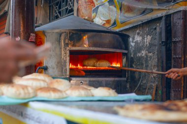 Geleneksel mısır ekmeği pişirmek aish baladi. Fırından taze pişmiş pita ekmeği. Geleneksel Mısırlı sokak fırıncısı.