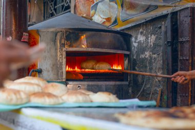Geleneksel mısır ekmeği pişirmek aish baladi. Fırından taze pişmiş pita ekmeği. Geleneksel Mısırlı sokak fırıncısı.