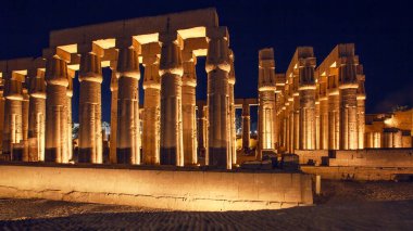 Luxor, Mısır - 12 Mart 2025: Aydınlanmış Luxor Tapınağı. Amenhotep III 'ün Peristyle Mahkemesi ve Mısır Hypostyle Salonu
