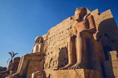 Luxor, Mısır - 12 Mart 2025: Karnak Tapınağı, Tanrı Amun-Ra, karısı Mut ve oğlu Khons onuruna Antik Mısır 'ın tapınak kompleksine adanmıştır. Teb, Karnak, Luxor, Mısır. 