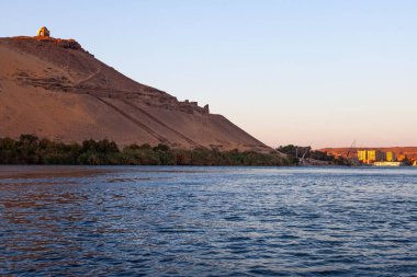 Aswan 'daki Nil ve Batı Şeria' daki Soyluların Mezarları (Eski ve Orta Krallık 'tan). Qubbet el-Hawa - 'Rüzgarların Kubbesi' (Müslüman bir peygamberin mezarı) tepenin zirvesinde.