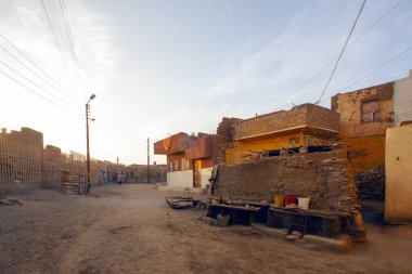  Aswan Mısır 'ın Fil Adası' ndaki geleneksel renkli eski ev