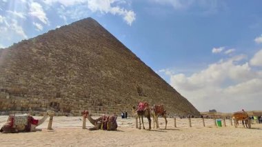 Giza, Mısır - 9 Mart 2025: Turistler Büyük Cheops Piramidine tırmanırlar. Piramit girişi. Dünyanın yedinci harikası