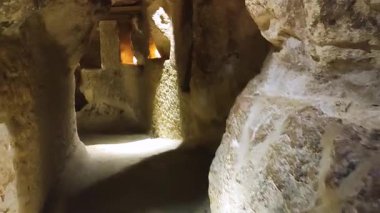 Giza, Mısır - 9 Mart 2025: Büyük Galeri ve Büyük Giza Piramidinin içindeki Kral Odası 'na doğru yükselen geçit. Piramidin içindeki karanlık tünelin basamaklı görüntüsü