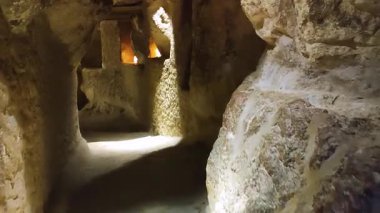 Giza, Mısır - 9 Mart 2025: Büyük Galeri ve Büyük Giza Piramidinin içindeki Kral Odası 'na doğru yükselen geçit. Piramidin içindeki karanlık tünelin basamaklı görüntüsü