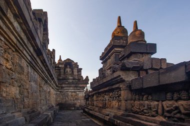 Borobudur, Java, Endonezya - 24 Şubat 2023: Endonezya 'nın merkez kenti Yogyakarta yakınlarındaki Magelang Regency' de 9. yüzyıl Mahayana Budist tapınağı Borobudur antik kalıntıları