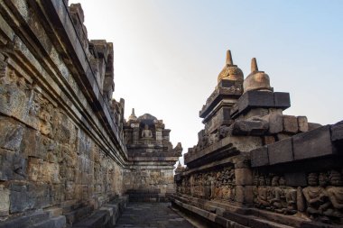Borobudur, Java, Endonezya - 24 Şubat 2023: Endonezya 'nın merkez kenti Yogyakarta yakınlarındaki Magelang Regency' de 9. yüzyıl Mahayana Budist tapınağı Borobudur antik kalıntıları