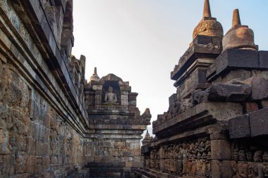 Borobudur, Java, Endonezya - 24 Şubat 2023: Endonezya 'nın merkez kenti Yogyakarta yakınlarındaki Magelang Regency' de 9. yüzyıl Mahayana Budist tapınağı Borobudur antik kalıntıları