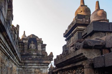 Borobudur, Java, Endonezya - 24 Şubat 2023: Endonezya 'nın merkez kenti Yogyakarta yakınlarındaki Magelang Regency' de 9. yüzyıl Mahayana Budist tapınağı Borobudur antik kalıntıları