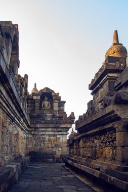 Borobudur, Java, Endonezya - 24 Şubat 2023: Endonezya 'nın merkez kenti Yogyakarta yakınlarındaki Magelang Regency' de 9. yüzyıl Mahayana Budist tapınağı Borobudur antik kalıntıları