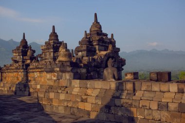 Borobudur, Java, Endonezya - 24 Şubat 2023: Endonezya 'nın merkez kenti Yogyakarta yakınlarındaki Magelang Regency' de 9. yüzyıl Mahayana Budist tapınağı Borobudur antik kalıntıları