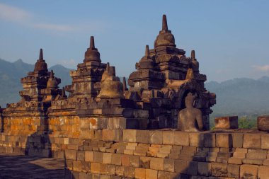 Borobudur, Java, Endonezya - 24 Şubat 2023: Endonezya 'nın merkez kenti Yogyakarta yakınlarındaki Magelang Regency' de 9. yüzyıl Mahayana Budist tapınağı Borobudur antik kalıntıları