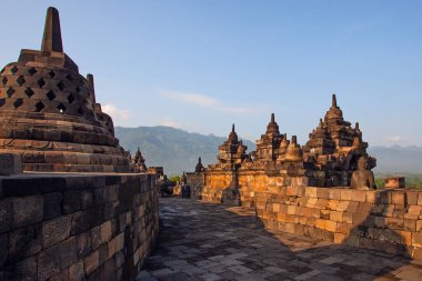 Borobudur, Java, Endonezya - 24 Şubat 2023: Endonezya 'nın merkez kenti Yogyakarta yakınlarındaki Magelang Regency' de 9. yüzyıl Mahayana Budist tapınağı Borobudur antik kalıntıları