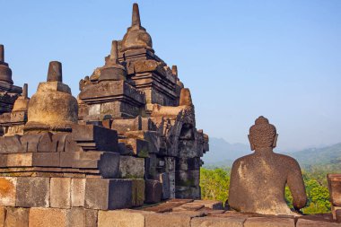 Borobudur, Java, Endonezya - 24 Şubat 2023: Endonezya 'nın merkez kenti Yogyakarta yakınlarındaki Magelang Regency' de 9. yüzyıl Mahayana Budist tapınağı Borobudur antik kalıntıları